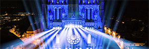 ローブはラオン大聖堂のファサードに照明を投影します