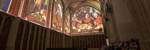 Laserprojektion auf Buntglasfenster, um eine mittelalterliche Schlacht von Flandern nachzubilden