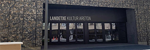Landetxe Kultur Aretoaシアターは、SeeSoundに代表されるブランドでライトアップされます