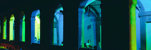 普灯照亮博洛尼亚圣卢卡圣殿的拱廊
