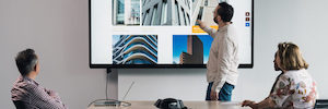 Avocor устанавливает свои интерактивные экраны в Decomo для поощрения совместной работы