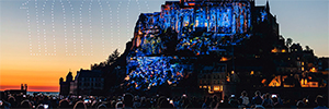 A abadia do Monte Saint-Michel é iluminada com um vídeo mapping de 17.000 m2