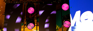 Las luminarias Zonda 9 FX de Ayrton bañan de color Megapark Mallorca