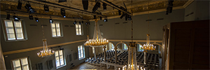 リュブリャナ音楽院の新本部を照らすローブ