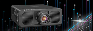 Panasonic präsentiert auf der ISE 2024 el proyector 4K de 1 DLP REQ15