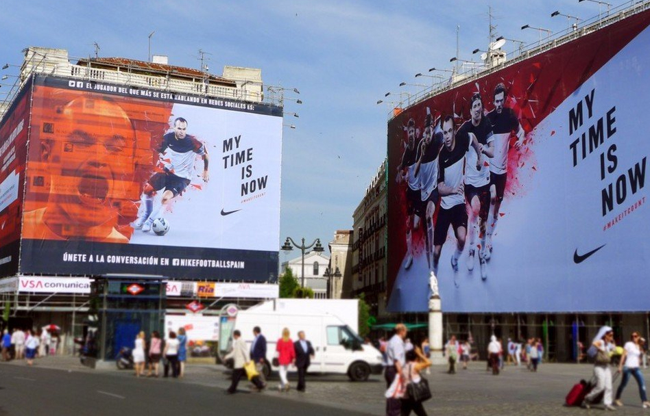 El diseño convertible Maletín Nike combines digital signage and social networks to show which Spanish  euro player is the most popular