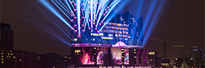 A Elbphilharmonie abriu seu auditório em Hamburgo com uma projeção espetacular de luz e som