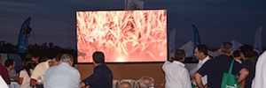 Doble M Audiovisuales instala una pantalla Led exterior para mostrar la cosecha nocturna de maíz