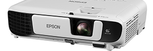 Epson presenta una línea de proyectores para el aula y la empresa de gran nitidez y luminosidad
