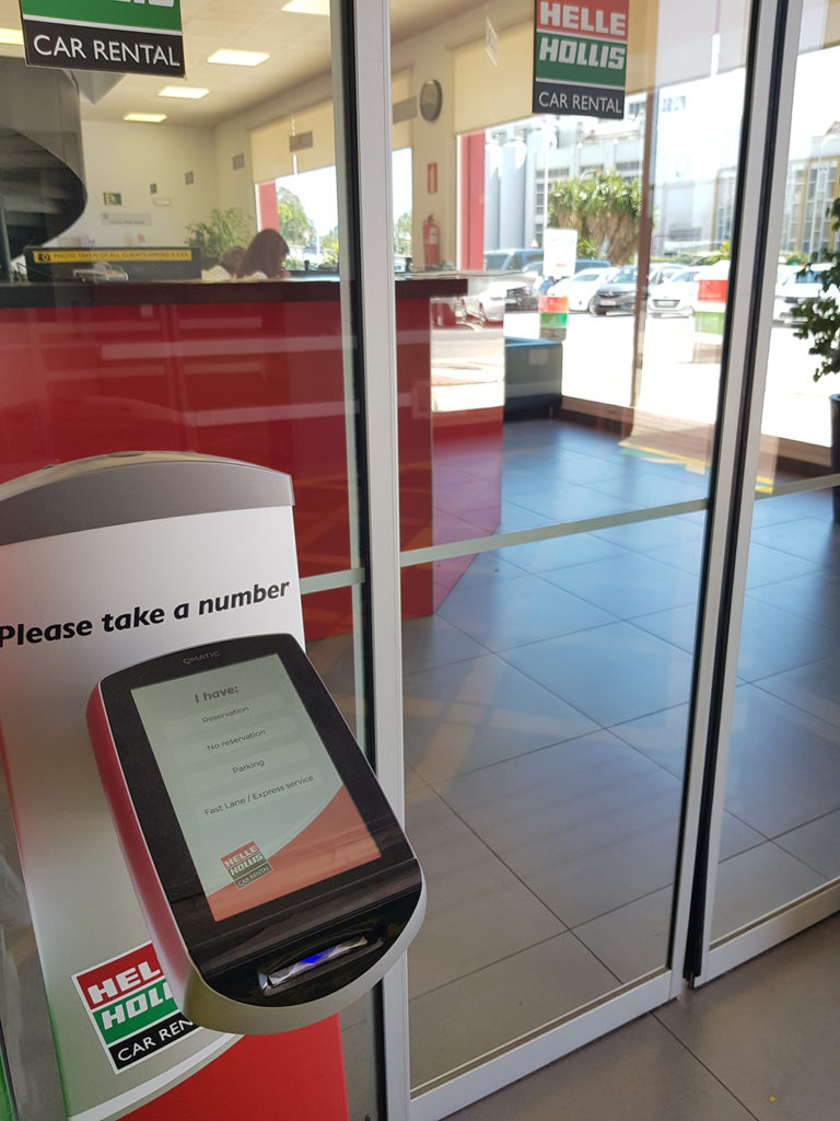 Helle Hollis Car Rental mejora la experiencia del cliente con Qmatic Solo