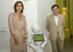 Alberto Durán, vicepresidente ejecutivo de Fundación ONCE, Pilar López, presidenta Microsoft España, con la robot PACA