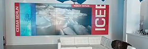 El bar de hielo Angiyok inicia su viaje al Ártico desde un videowall de grandes dimensiones