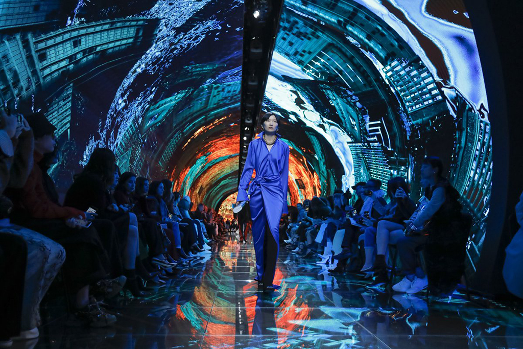 Balenciaga used more than 7.000 Led panels for your show at Paris Fashion Week