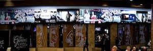 Una gran pantalla Led curva centra la atención de los jugadores de póquer en The Gardens Casino