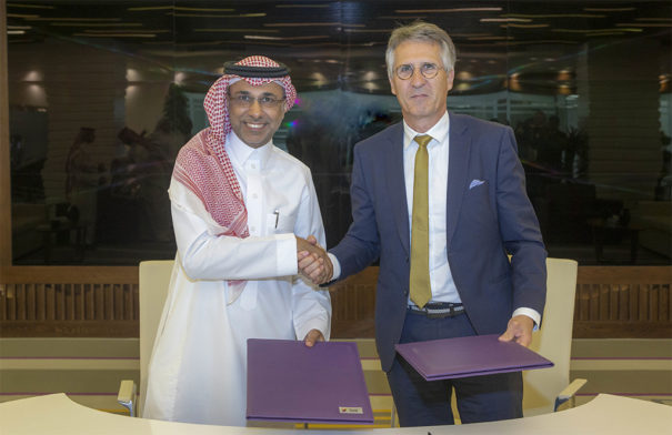 Abdullah Al Mazrou de STC y Bernd Eberhardt, CEO de NEC Display