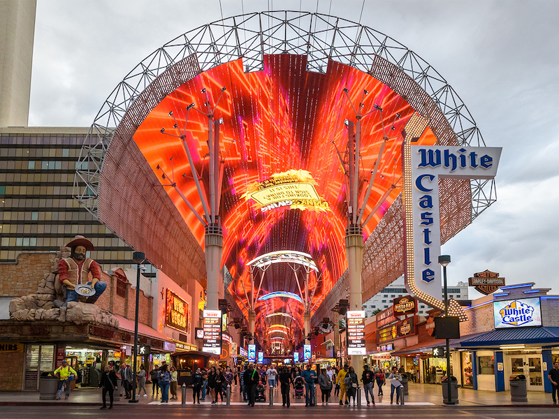 Watchfire Signs Renueva La Senalizacion Digital De Fremont Street Experience En Las Vegas