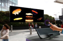 Ocean pantallas publicitarias sin contacto