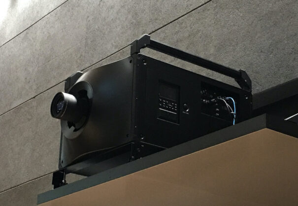 Universidad Kogakuin christie D4K40-RGB