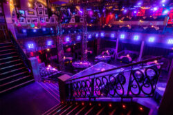 骄傲的堤岸上的服饰 (照片: 骄傲集团)