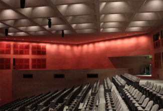 Anolis ilumina el auditorio del Louvre