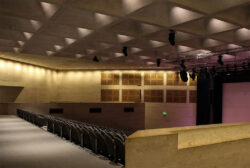 Anolis ilumina el auditorio del Louvre