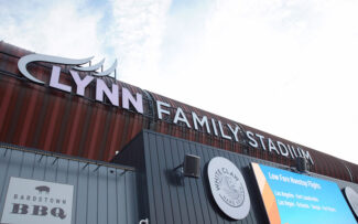 Sharp NEC en Lynn Family Stadium