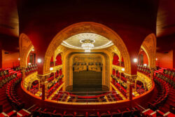 Robe Teatro del Chatelet foto Dimitri Bourriau