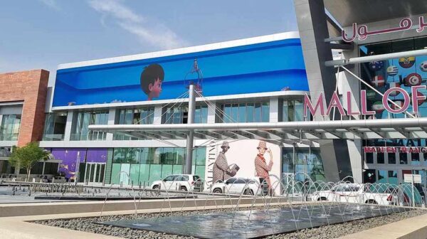 Daktronics innova con dos pantallas Led curvas en la fachada sur de Mall de Catar