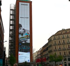 Super 8 Media renueva con Samsung su Led vertical en la Plaza de Callao de Madrid