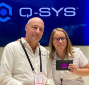 Emily Eicher, gerente de productos del ecosistema Q-SYS y Maarten Donath de Visual Productions