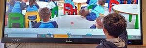Os monitores interativos Traulux promovem a educação multilingue