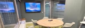 Ayming impulsa la colaboración en sus espacios con la tecnología de MaxHub