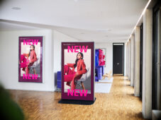 Sony Celexon y connectSignage quiosco premium