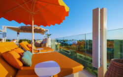 Adam Hall en hotel Monsuau