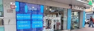 Farmacia Bárez Díaz aúna tecnología y tradición con un escaparate Led transparente de Traulux