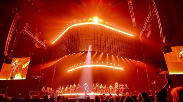 亚历杭德罗·费尔南德斯 (Alejandro Fernández) 兴高采烈之旅