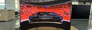 Onedisplay instala una pantalla LED flexible de 4,9m2 en un centro comercial en España