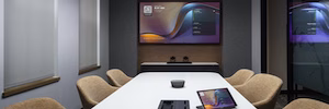 Crestron innova los espacios de trabajo con sus pantallas táctiles serie 80