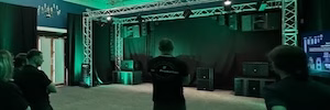 La tecnología de fuentes puntuales de KV2 Audio cobra vida en un demo room en ISE 2026