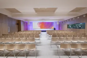 Caudalie con INFiLED (Photo: Caudalie)