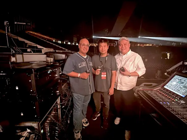 Darryl Tan, director de desarrollo empresarial de Sennheiser Asia; Favian Ngan, fundador de AV Production; y Gerald Fong, director de proyectos y ventas de Concept Systems, durante la parada en Singapur de una gira mundial celebrada en el Singapore Indoor Stadium