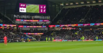 Adi Burnley Turf Moor Led Esquina